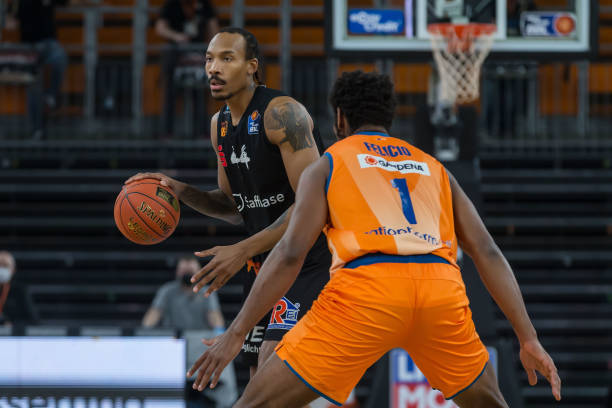 一位防守中 一位防守中